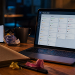 Meilleur logiciel CRM : pipeline ventes sur laptop