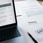 SAS avantages : statuts et gouvernance, documents juridiques sur bureau